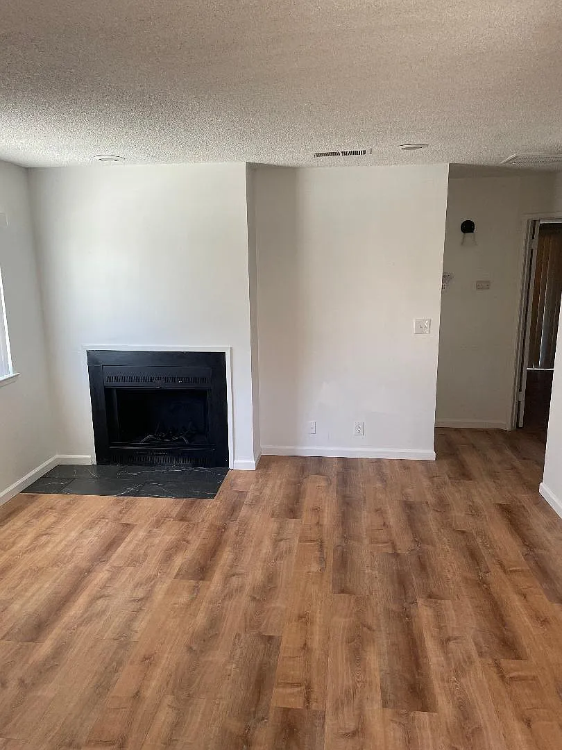 2 bed, 900 sqft, $1,300 — Photo 1