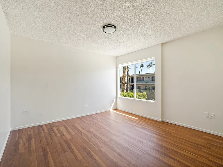 4969 Romaine St #1 — Photo 10