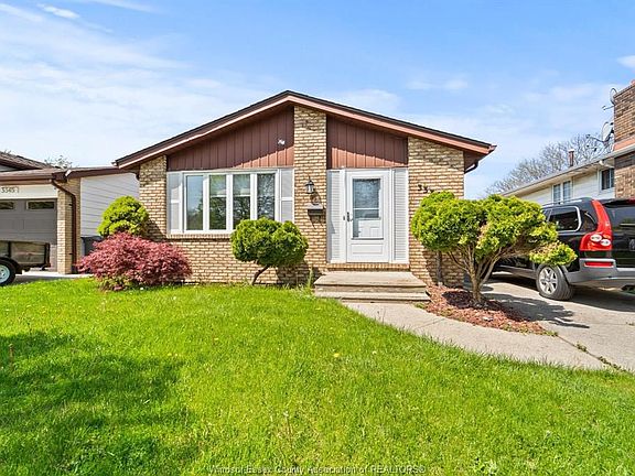3rd image of 3339 Pineview Cres