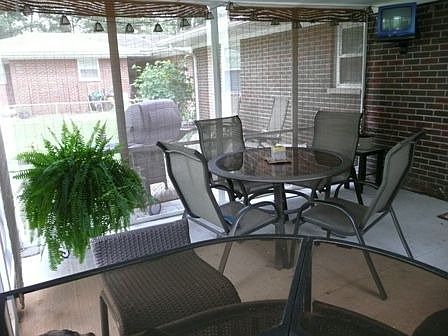 Screened in Patio, Spacious with Cable TV
