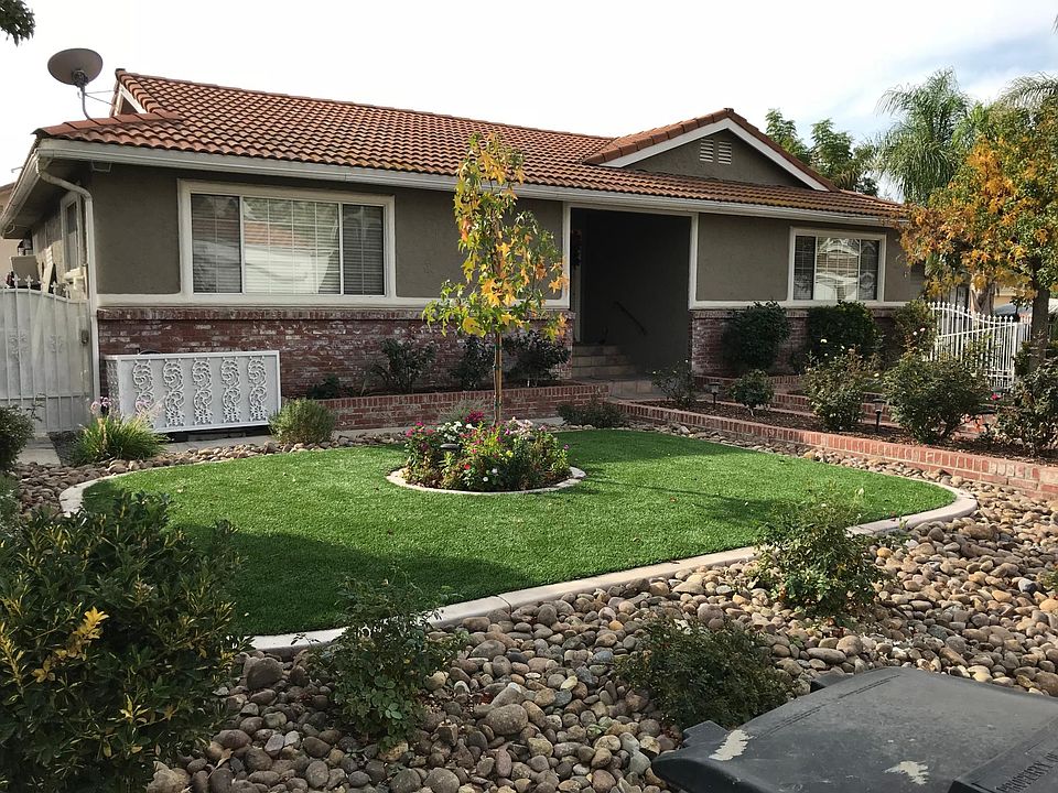 Front yard view. Access Casita from either side gate.