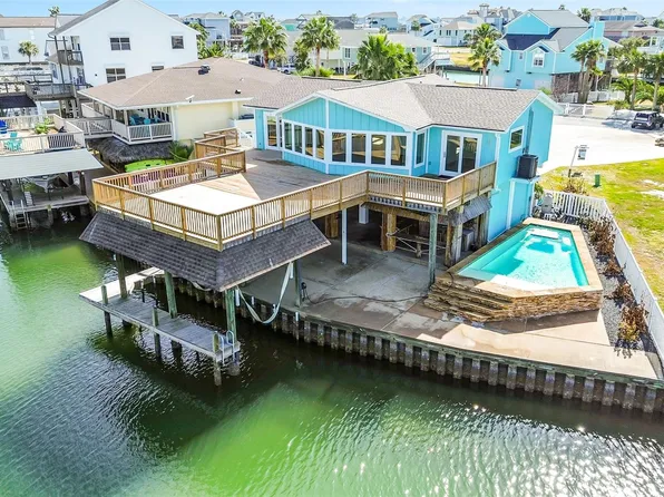 1326 Hawaii Dr, Tiki Island, TX 77554