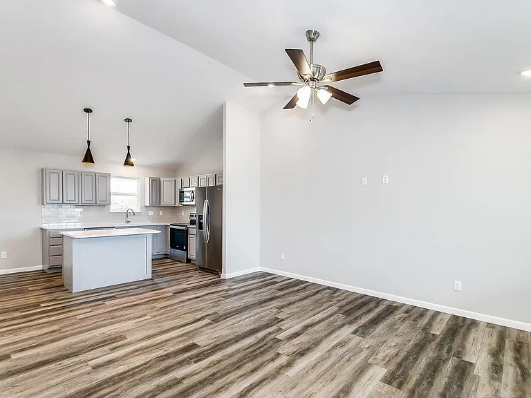10403 E Conifer St — Photo 2