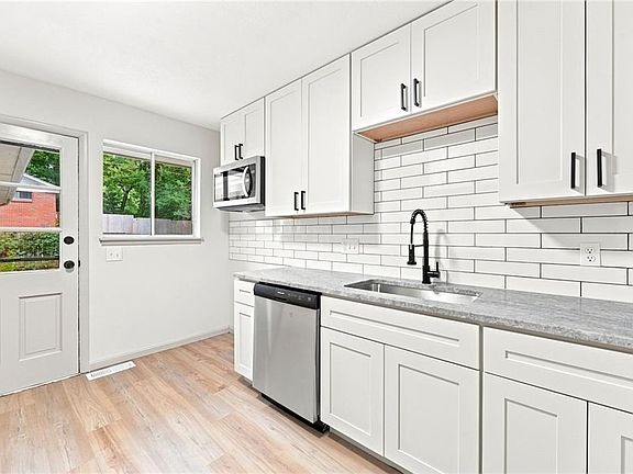 2nd image of 7913-15 Grandview St