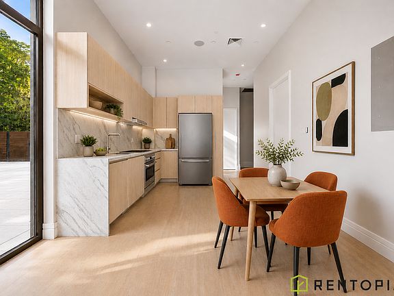 4th image of 960 Franklin Ave #125