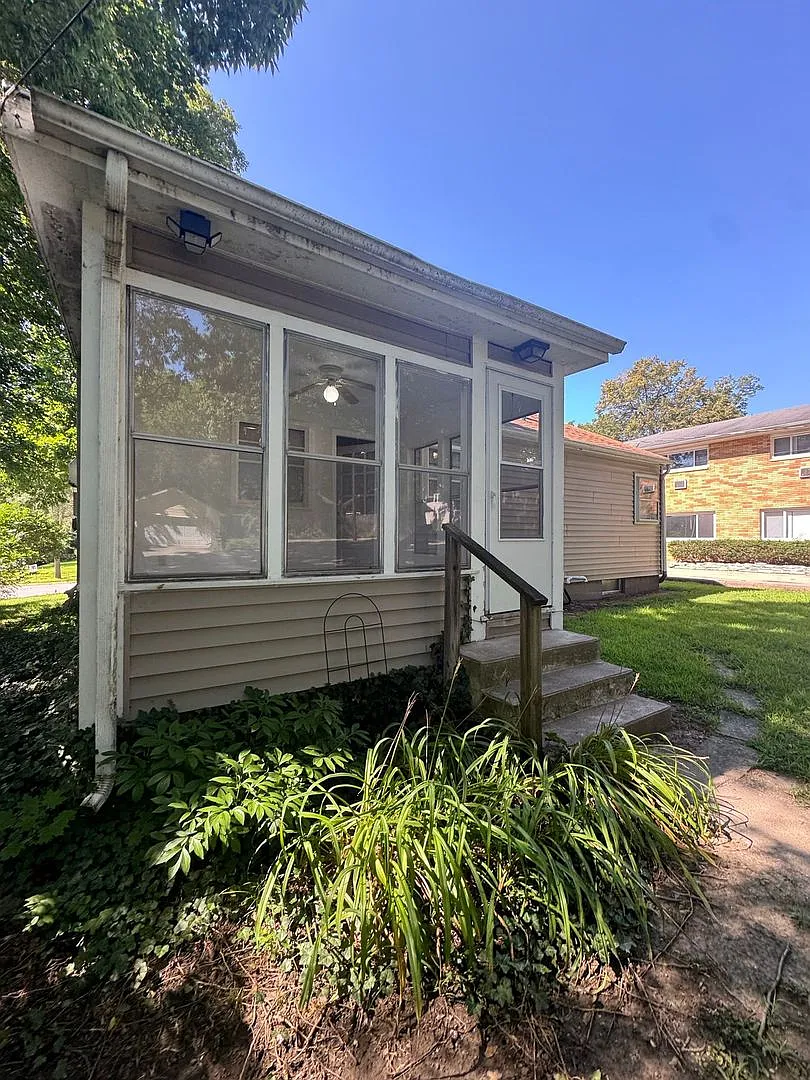 3BR Close to Campus with Free Parking, Washer/Dryer Provided, Unfinished Basement, & Fire Pit! — Photo 3