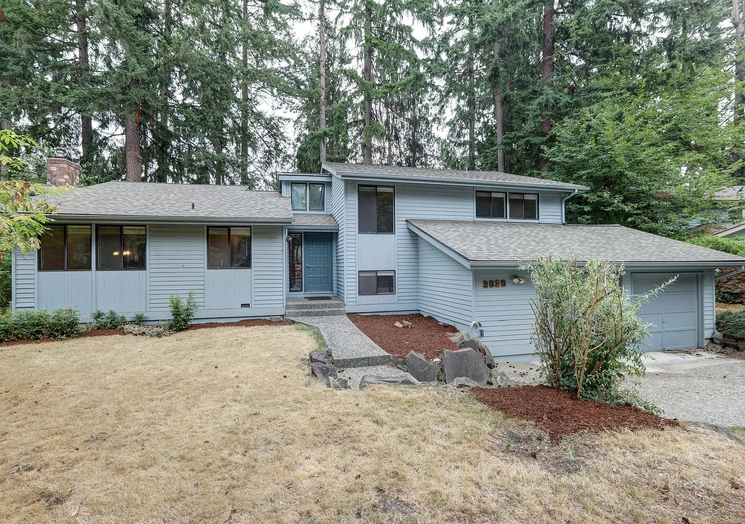Spacious 4BR 2.75BA Tri-level home in quiet Cedar Lane Estates — Photo 2