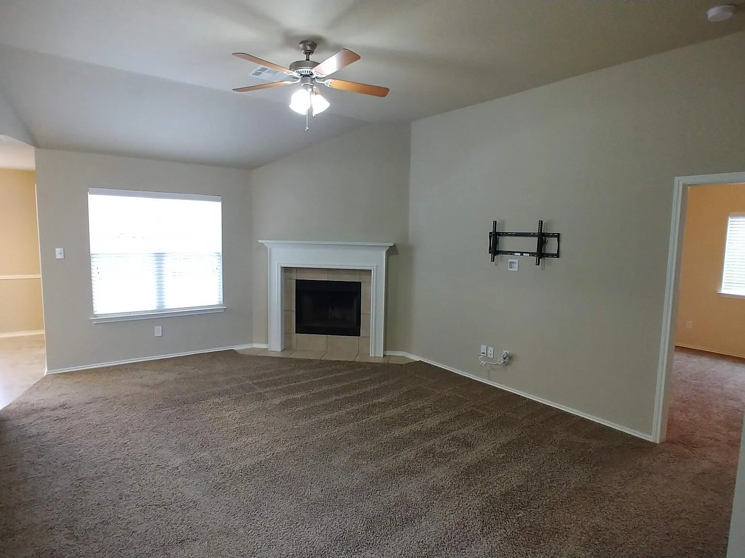3 bed, 1296 sqft, $1,600 — Photo 2
