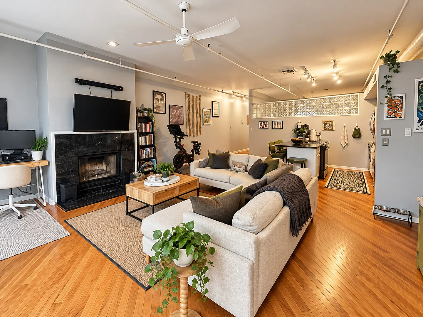 1 bed, 1.0 bath, 1200 sqft, $2,500 — Photo 3