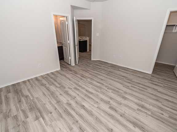 5th image of 8718 W Oaks Dr