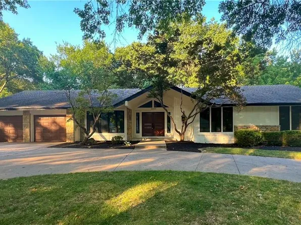 10229 Hemlock Dr, Overland Park, KS 66212