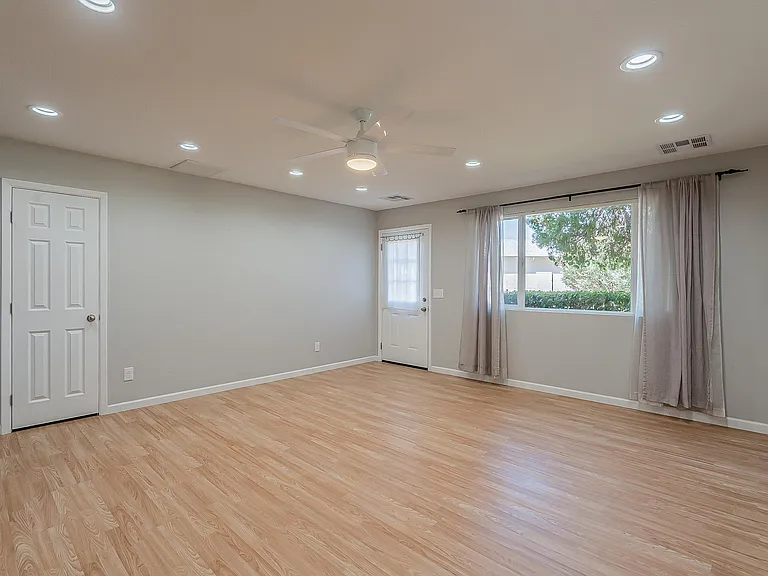 613 W 15th St — Photo 5