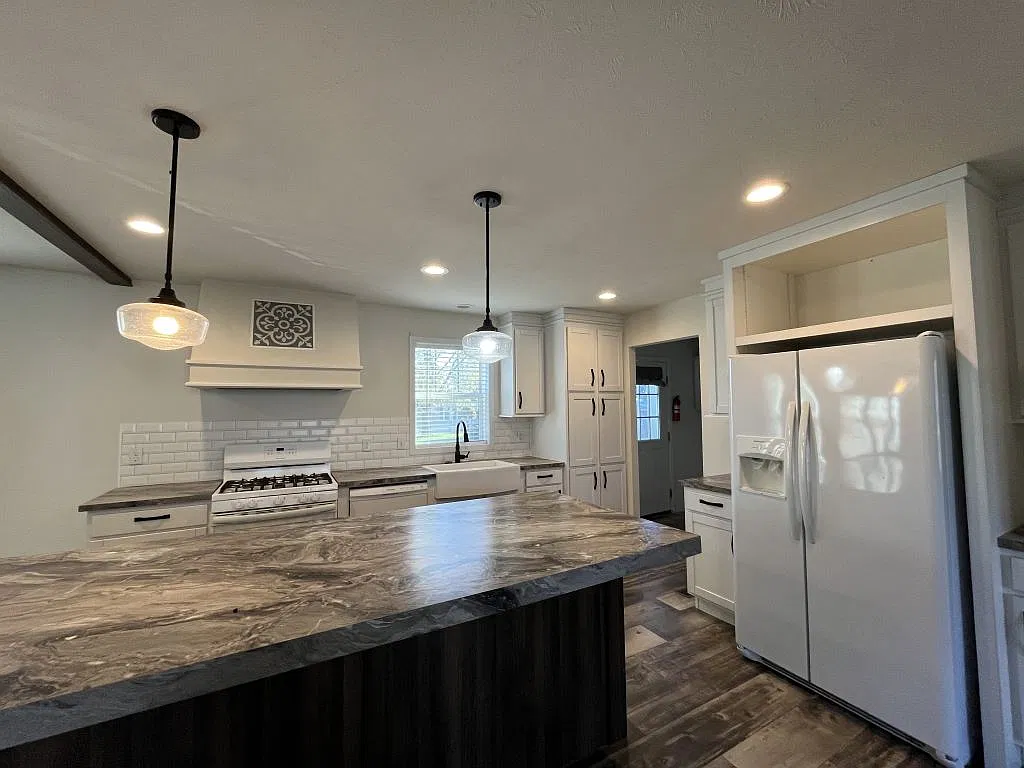 3 bed, 2.0 bath, 1404 sqft, $1,860 — Photo 4