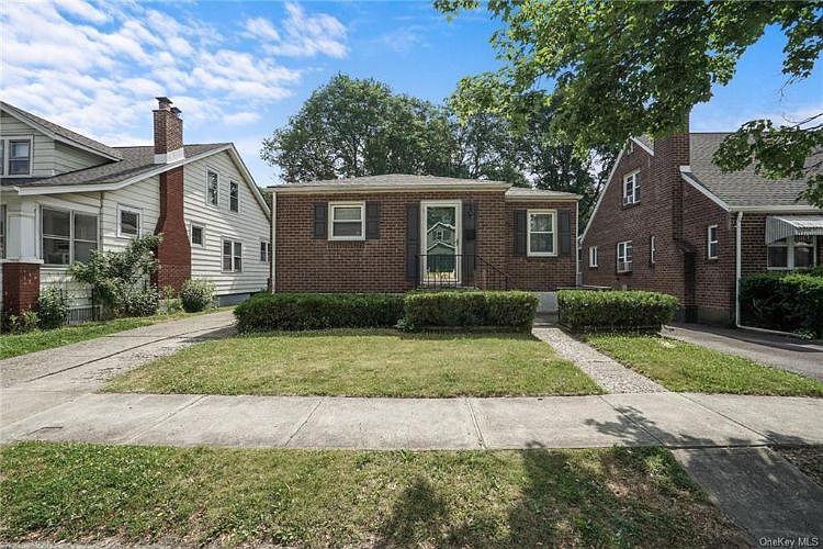 1st image of 24 Roosevelt Pl