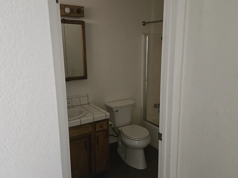 630 N Oxford St — Photo 12