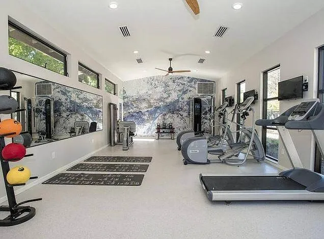 LAUREL GLEN — Photo 2