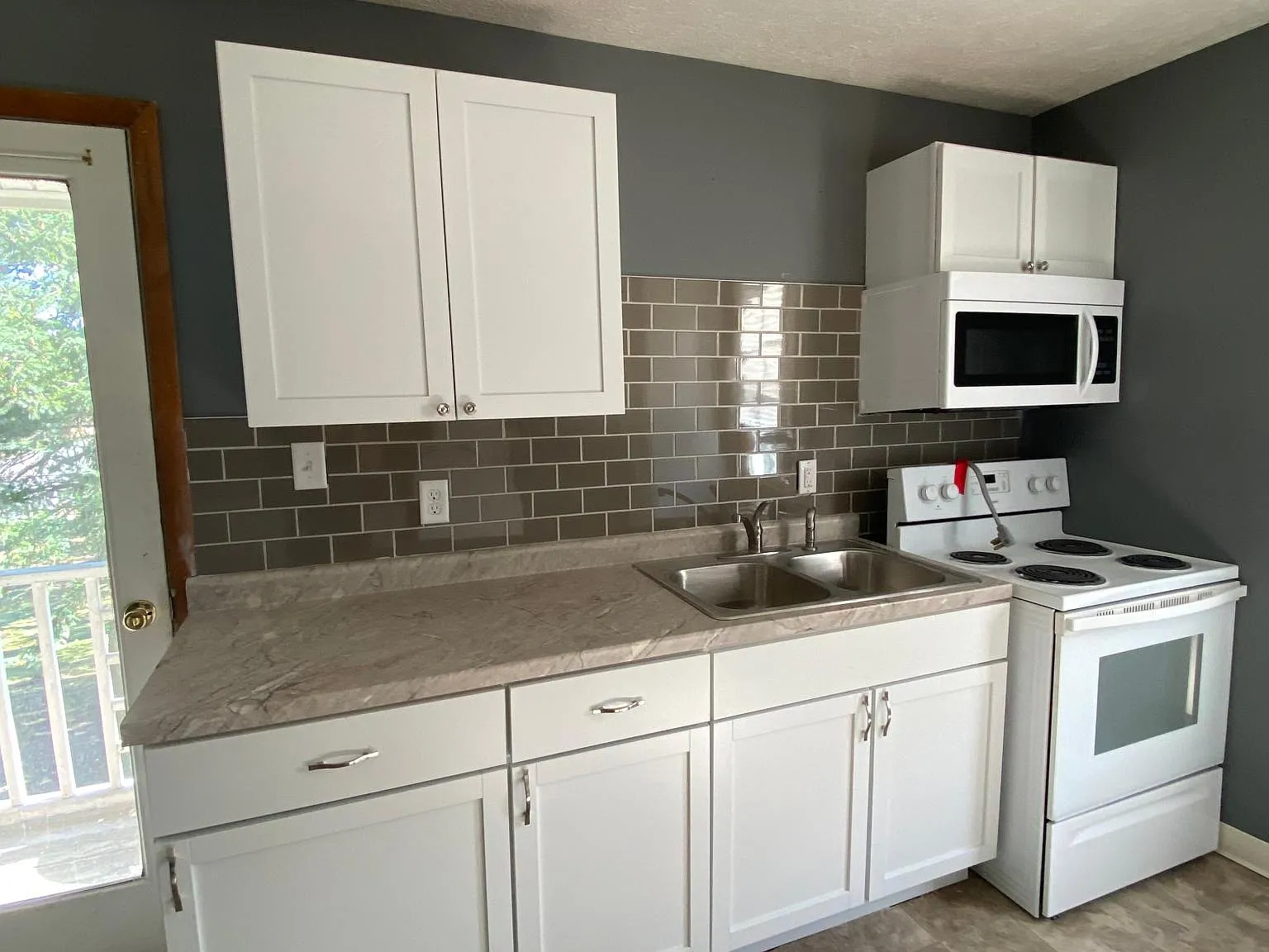 2 bed, 1000 sqft, $1,250 — Photo 2