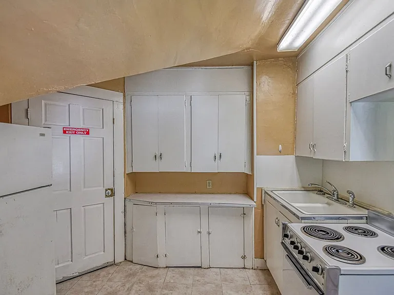 464 College Ave — Photo 9