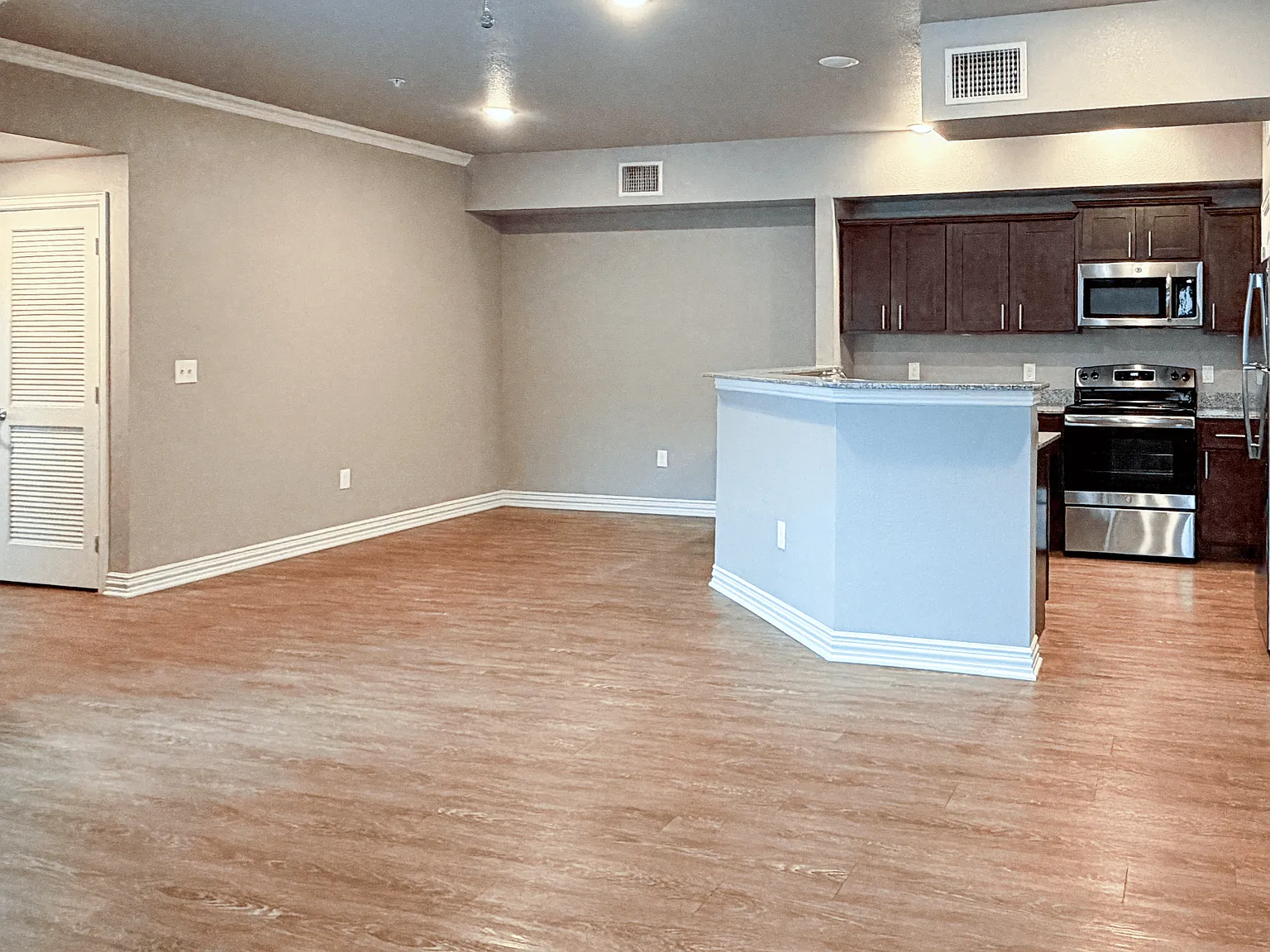 Willow Creek Apartments — Photo 2