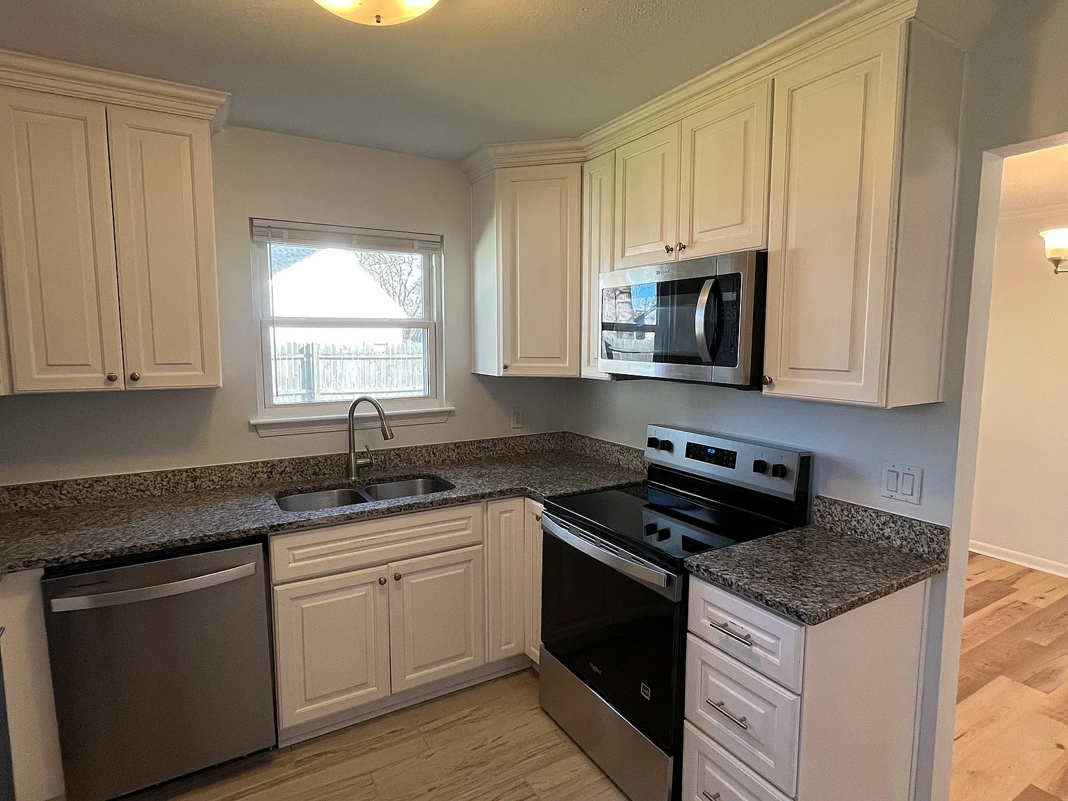 4 bed, 1400 sqft, $2,400 — Photo 3