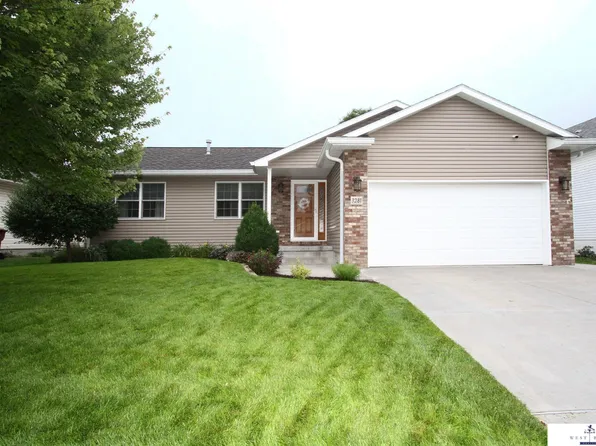 3281 Prairieview Dr, Lincoln, NE 68504