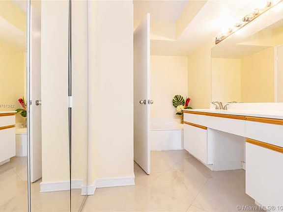 4th image of 3400 NE 192nd St APT 702