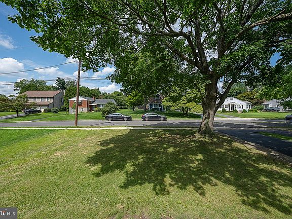 3rd image of 324 Valley View Rd