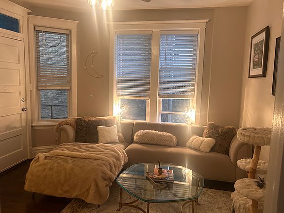 5th image of 1118 N Oakley Blvd APT 2R