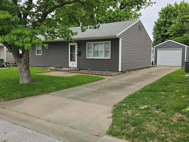 1819 Highland Dr N — Photo 2
