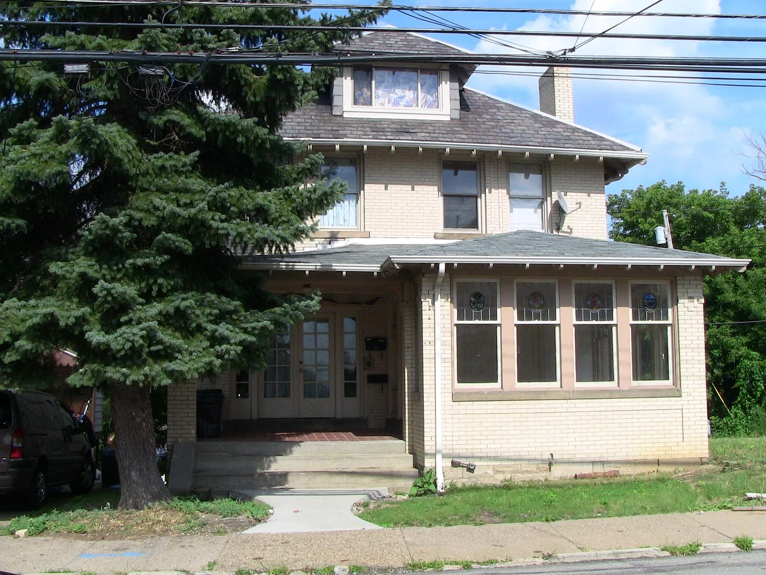 236 Spencer ave — Photo 1