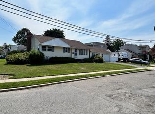 27 1/2 Greenway Dr N, Syosset, NY 11791
