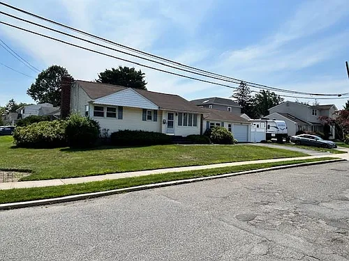 27 1/2 Greenway Dr N Photo 1