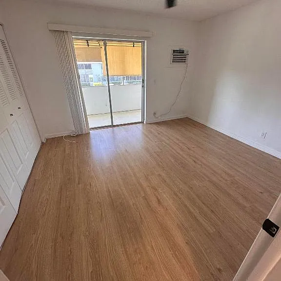 226 W Canterbury Dr #J — Photo 9