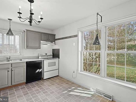 5th image of 95 Fisher Dr