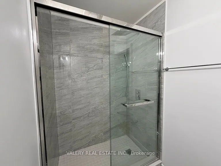 1683 Moongate Cres #LOWER — Photo 8