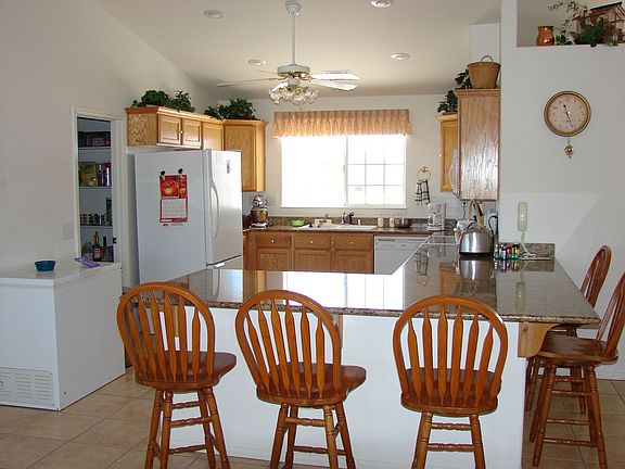 Kitchen w/Breakfast Bar