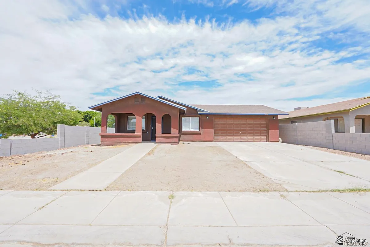 Building Photo - 604 E Yucca St