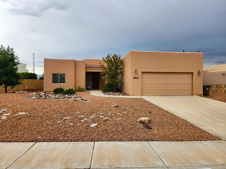 2105 San Patricio Loop — Photo 1