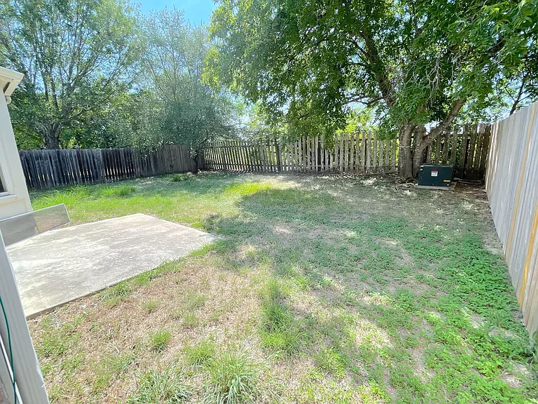 218 Sunshadow Dr — Photo 2