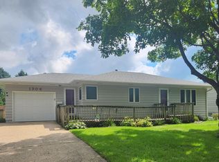 1304 Crestview Rd, Albert Lea, MN 56007
