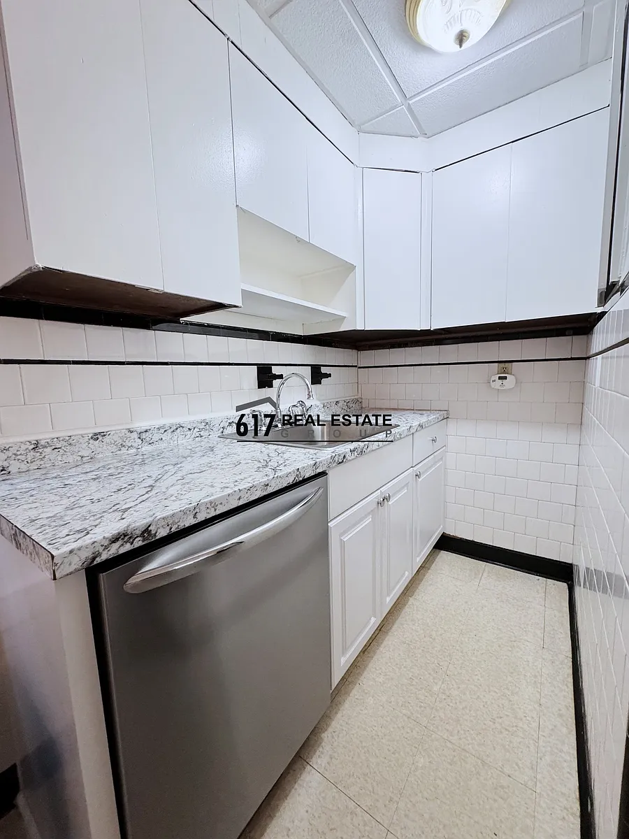 Building Photo - 235 E Eagle St #3