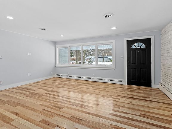 2nd image of 3007 Maple St