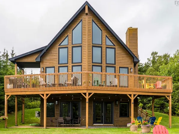 5 Evergreen Cres, West Porters Lake, NS B3E 1L7