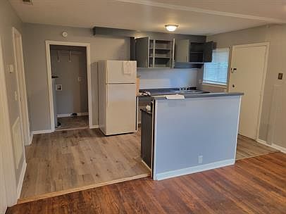 2nd image of 3310 Montview Dr #F