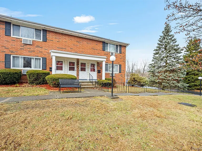 34 Manor Dr #34 — Photo 2