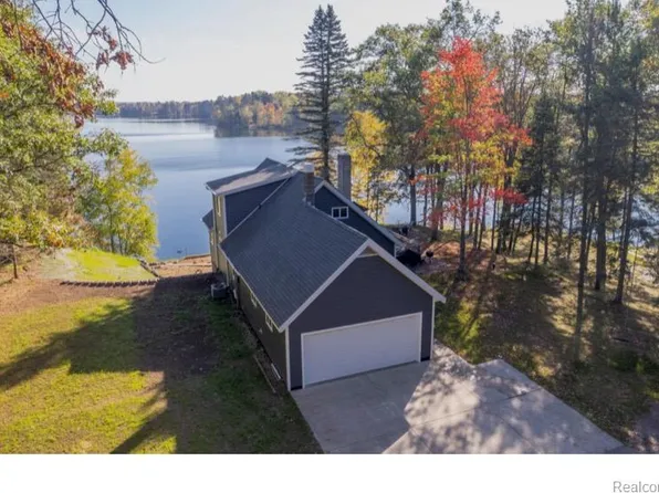128 Pine Point Dr, Crystal Falls, MI 49920