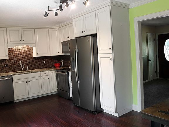 Amish cabinets, bamboo floor
