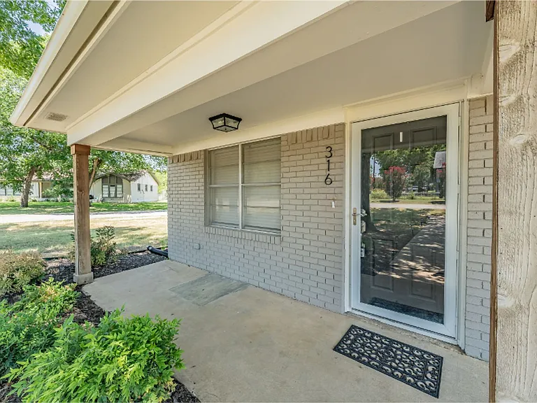 316 W 3rd St — Photo 5