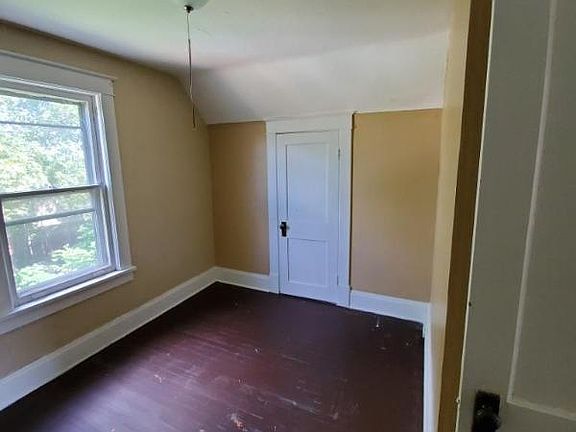 4th image of 734 Spruce Ave