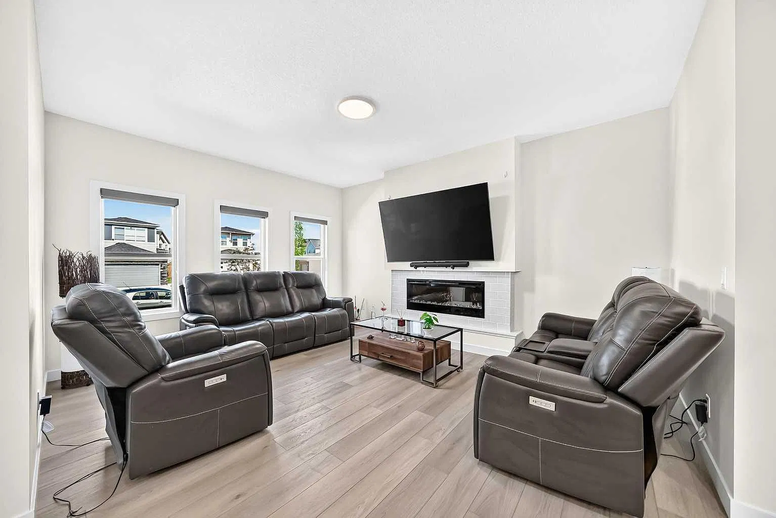 5 bed, 4.0 bath, 2377 sqft, $3,300 — Photo 4